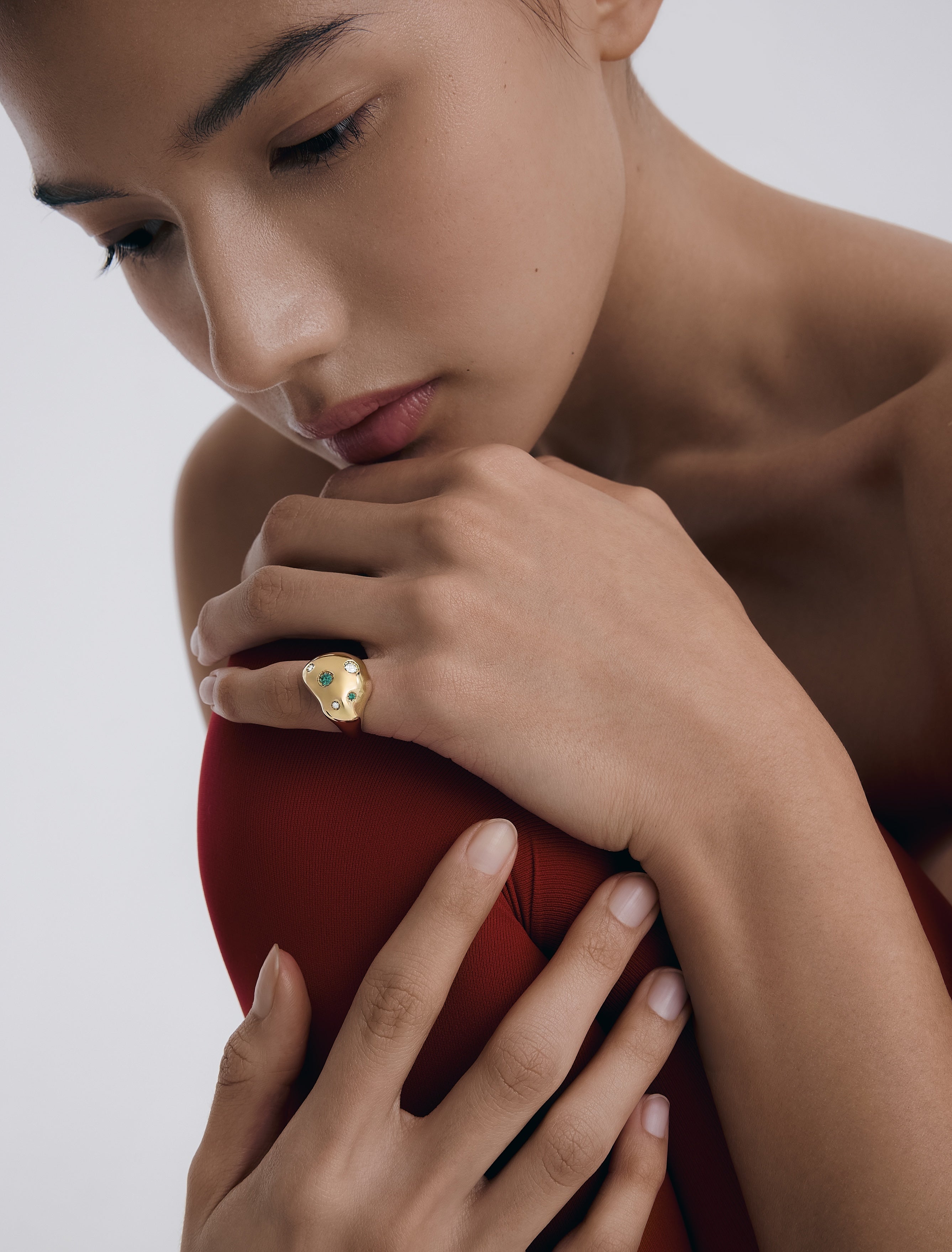 Shapeless Ring diamond and emerald