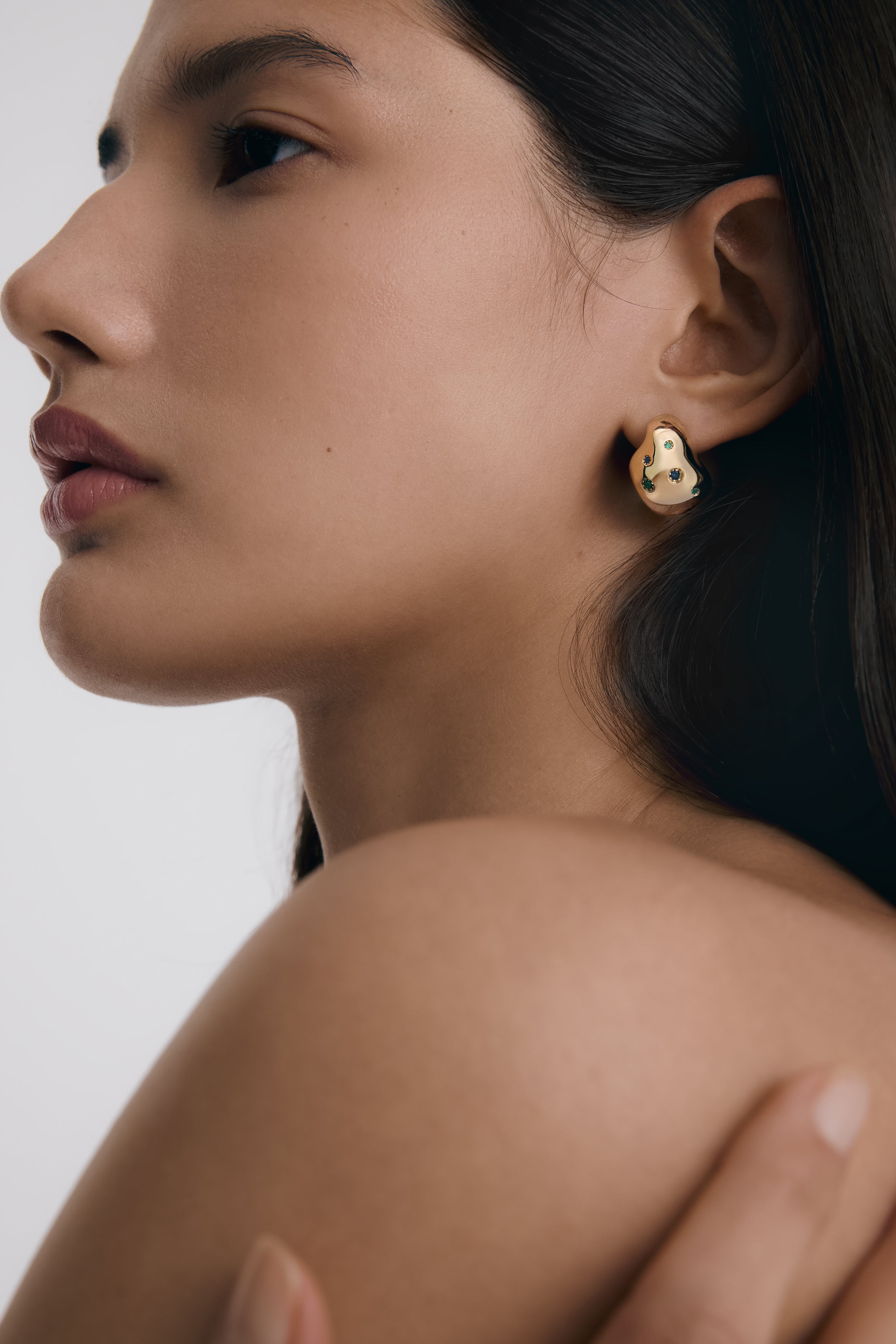 Shapeless hoop emerald and sapphire