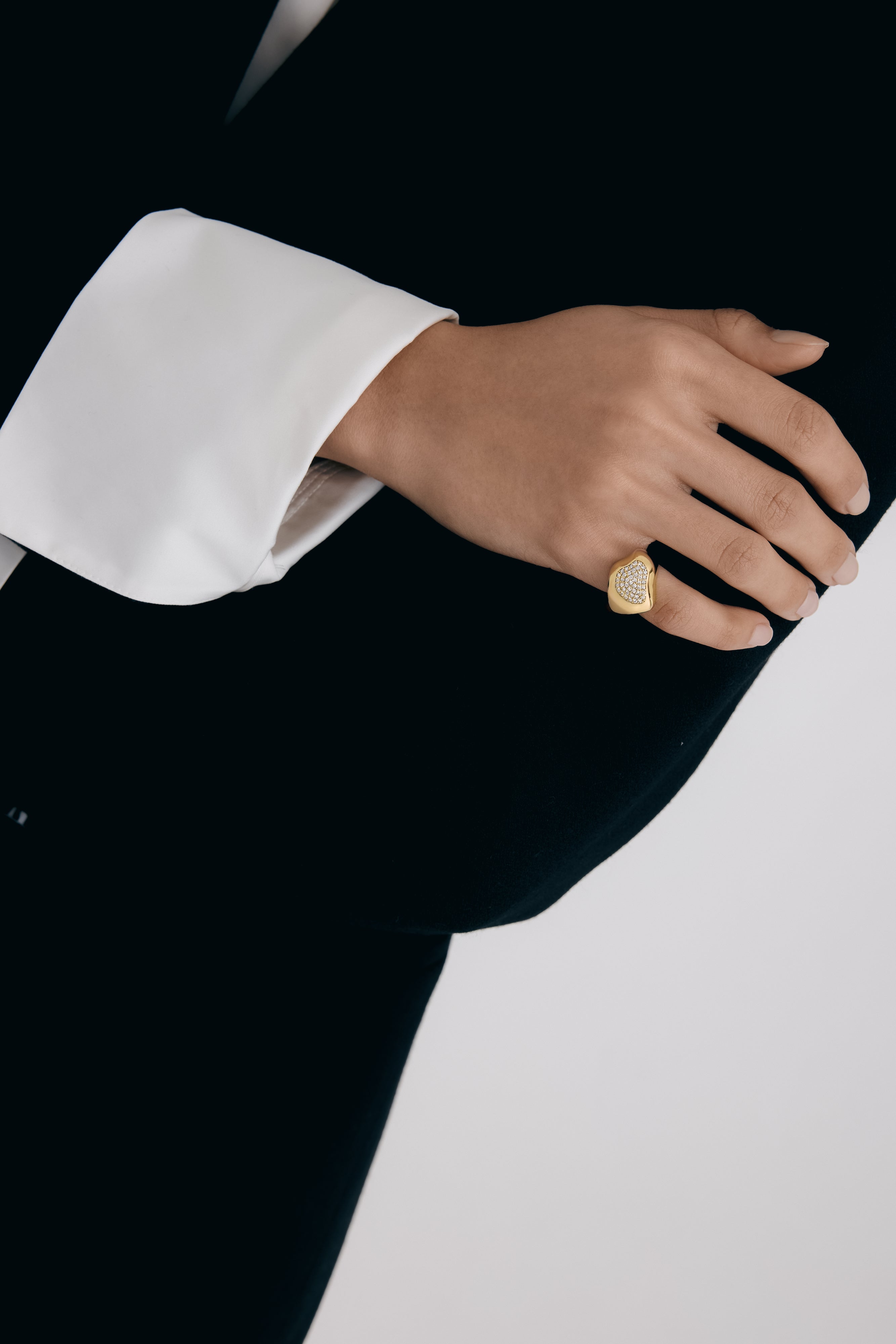 Shapeless ring nest diamond